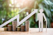 如何知曉基金分類中的A類C類區(qū)別？A類C類在投資選擇上有何不同？