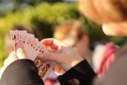 全民斗地主游戲免費(fèi)下載下是一款集娛樂、競(jìng)技于一體的撲克牌類手機(jī)游戲。無(wú)論是男女老少，都能在這款游戲中找到樂趣。以下是關(guān)于全民斗地主游戲的詳細(xì)信息。，全民斗地主，享受公平競(jìng)技的樂趣