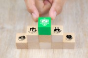 保險(xiǎn)理賠被拒后訴訟費(fèi)用由誰(shuí)承擔(dān)？