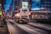 【美股】納指收跌4%創(chuàng)2022年9月以來最大跌幅，特斯拉重挫15%距高點已腰斬