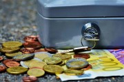 如何分析黃金基金ETF持倉報告并指導(dǎo)投資決策？這種報告的局限性是什么？
