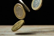 如何理解紙黃金與期貨的區(qū)別？這些區(qū)別如何影響投資策略？