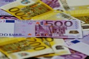 印度盧比跌至歷史新低 受美國關(guān)稅和簽證費(fèi)上漲影響