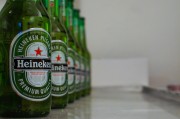 飛天茅臺(tái)散瓶跌破2300還沒止跌，原箱2365元，茅臺(tái)先穩(wěn)股價(jià)超30億元首次回購(gòu)