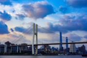 滄州市是河北省的一個(gè)地級市，位于河北省南部。自古以來就是我國的京畿重地和軍事要塞，有著深厚的歷史文化底蘊(yùn)。在過去的歲月中，滄州市以其豐富的旅游資源和眾多的文化活動吸引了大量的游客。，滄州市，歷史悠久，旅游資源豐富
