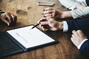 如何評價一個企業(yè)的綜合實力？這種評價應(yīng)基于哪些指標(biāo)？