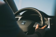 如何安全拆卸邁銳寶車型的手套箱？這種拆卸對(duì)車輛內(nèi)部安全有何影響？