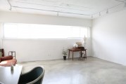 如何進行墻紙貼飾以美化居住空間？這種裝飾技巧對家居風格有何影響？